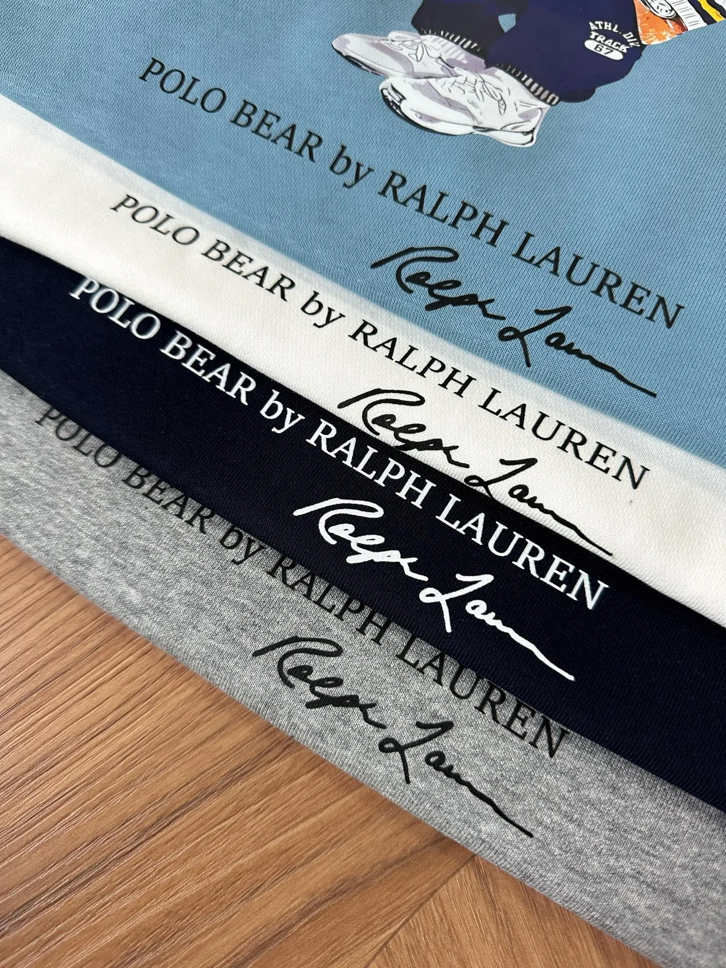 P210 Style No.: RL020] RalphLauren/Ralph Lauren 2025 new autumn and winter bear letter printed terry sweatshirt Ralph Lauren's age-reducing item, the coat fabric is made of 60% cotton➕40% polyester, which not only retains the softness, comfort and breathability of cotton, but also adds the wear resistance and wrinkle resistance of polyester fiber, making the clothes more durable and easy to care for. Even in slightly cooler weather, you won't feel stuffy when wearing it. This kind of fabric has a natural crisp feel and is not easy to pill or deform. The bear on the chest is printed with English letters. It is full of color, full of three-dimensionality, and lifelike, adding a bit of liveliness and interest to the whole sweatshirt. There is no pressure to dress, regardless of age or gender. Complete accessories! Color: white, navy blue, colorful orchid, floral gray Size: S-xL S shoulder width 53 bust 110 length 67 sleeve length 58 M shoulder width 54 bust 114 length 69 sleeve length 59 L shoulder width 55 bust 118 length 71 sleeve length 60 xL shoulder width 56 bust 122 length 73 sleeve length 61